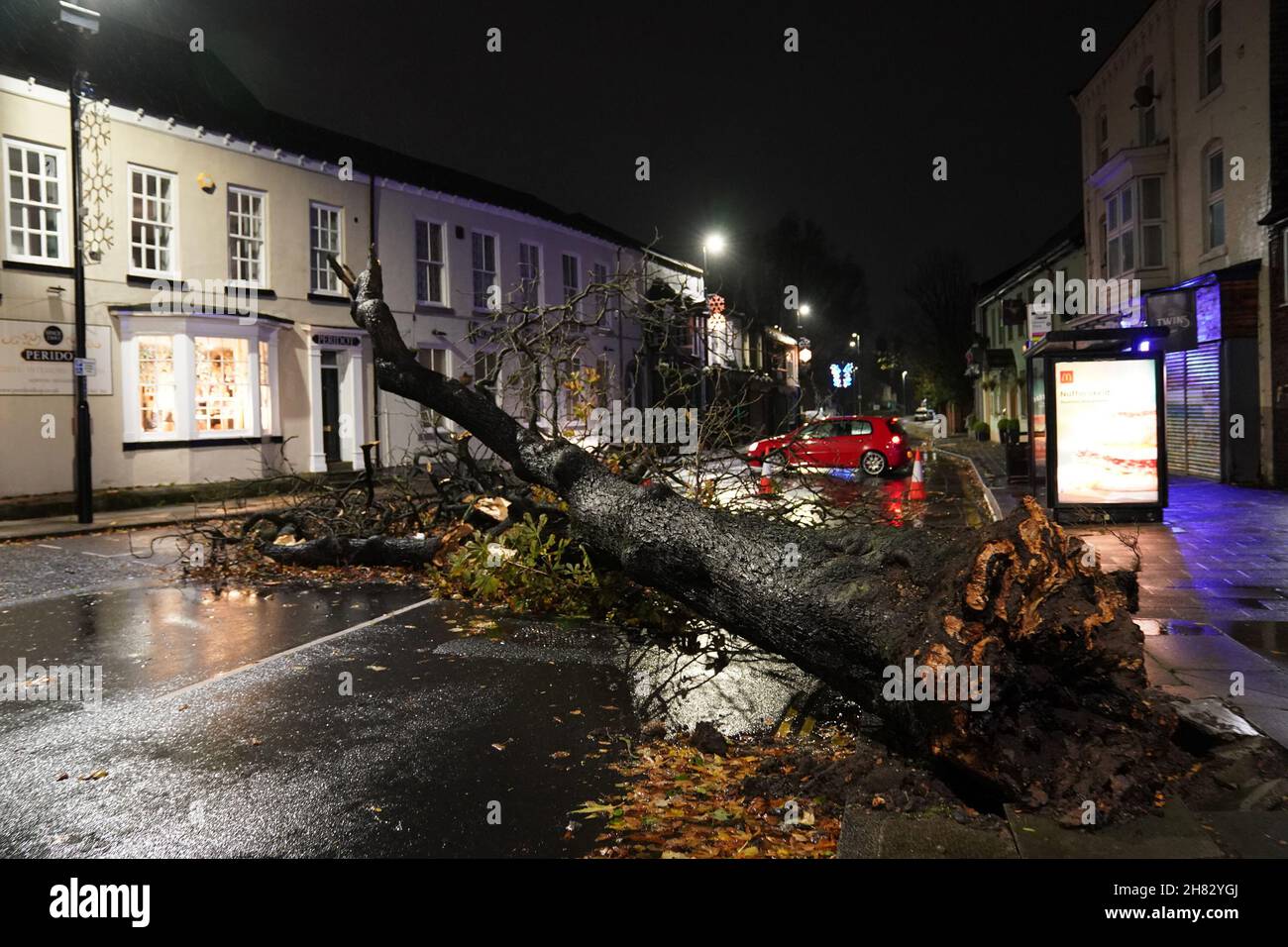 Ein umgestürzter Baum blockiert eine Straße im Zentrum des Norton-Dorfes in Teeside, nachdem während des Sturms Arwen Windböen von fast 100 Meilen pro Stunde einige Gebiete Großbritanniens in Mitleidenschaft gezerrt haben. Bilddatum: Samstag, 27. November 2021. Stockfoto