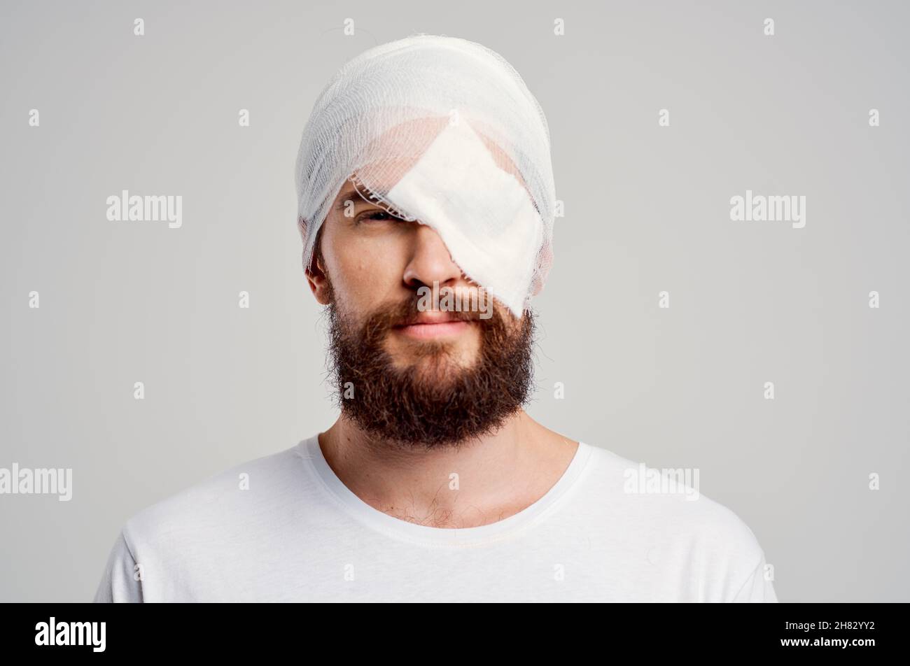 Männliche Patienten Kopfverletzung in weißem T-Shirt Kopfschmerzen  Krankenhaus Medizin Stockfotografie - Alamy