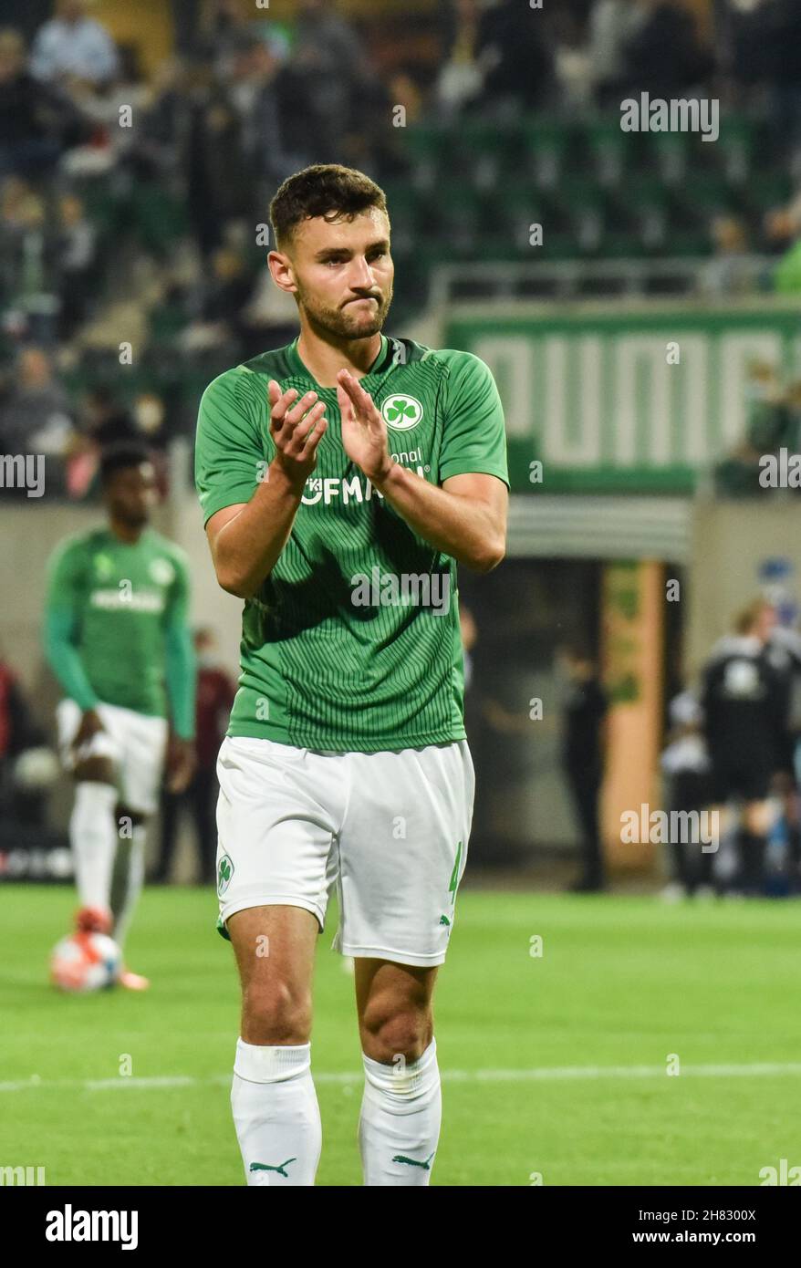 Deutschland, Fürth, Sportpark Ronhof Thomas Sommer - 24.09.2021 - Fussball, 1.Bundesliga - SpVgg Greuther Fürth gegen FC Bayern München Bild: Maximilian Bauer (SpVgg Greuther Fürth,4) begrüßt die Fans. Die DFL-Vorschriften verbieten die Verwendung von Fotos als Bildsequenzen und quasi-Video Stockfoto