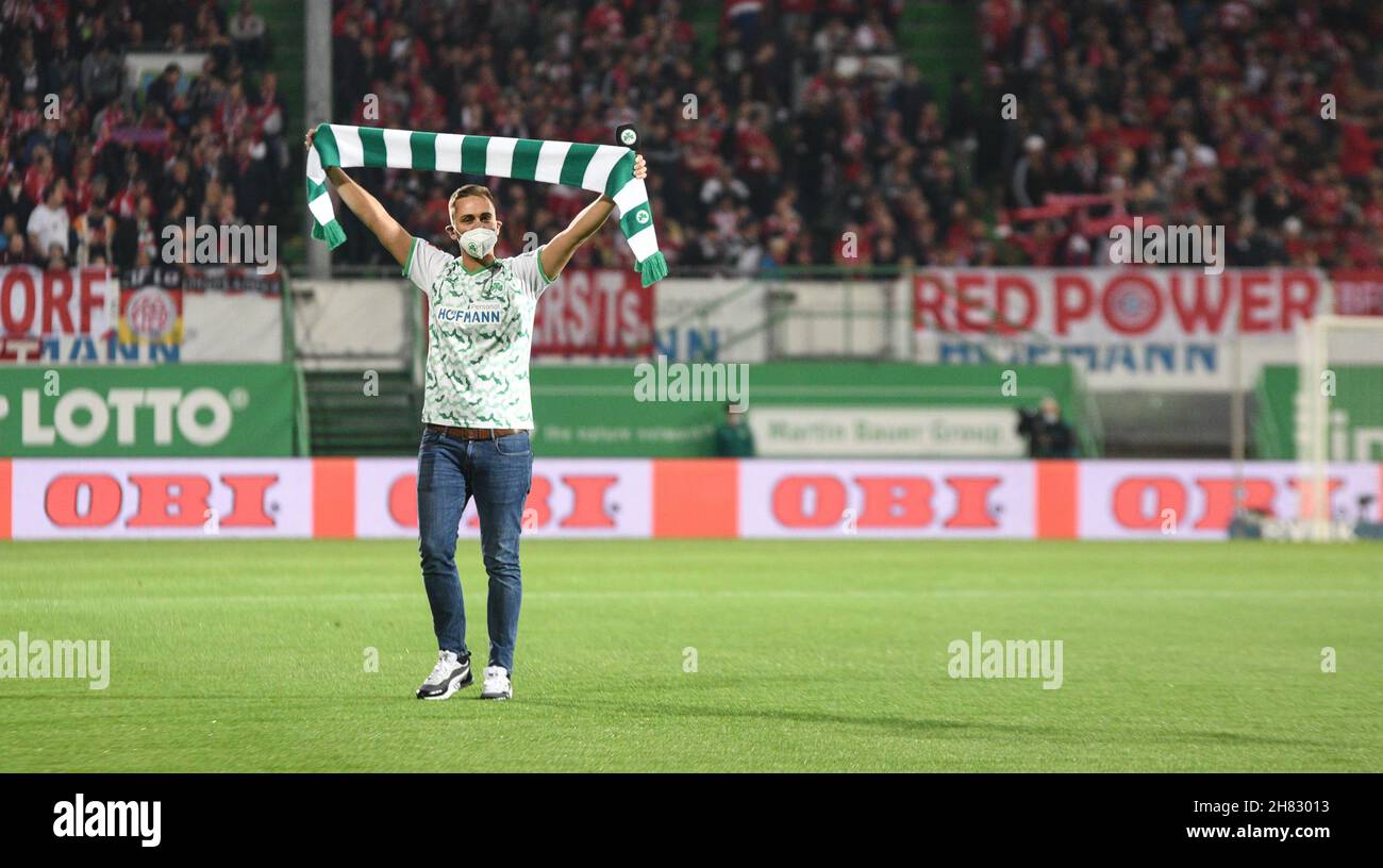 Deutschland, Fürth, Sportpark Ronhof Thomas Sommer - 24.09.2021 - Fussball, 1.Bundesliga - SpVgg Greuther Fürth vs. FC Bayern München Bild: SpVgg Greuther Fürth Stadionsprecher begrüßen die Fans. Die DFL-Vorschriften verbieten die Verwendung von Fotos als Bildsequenzen und quasi-Video Stockfoto