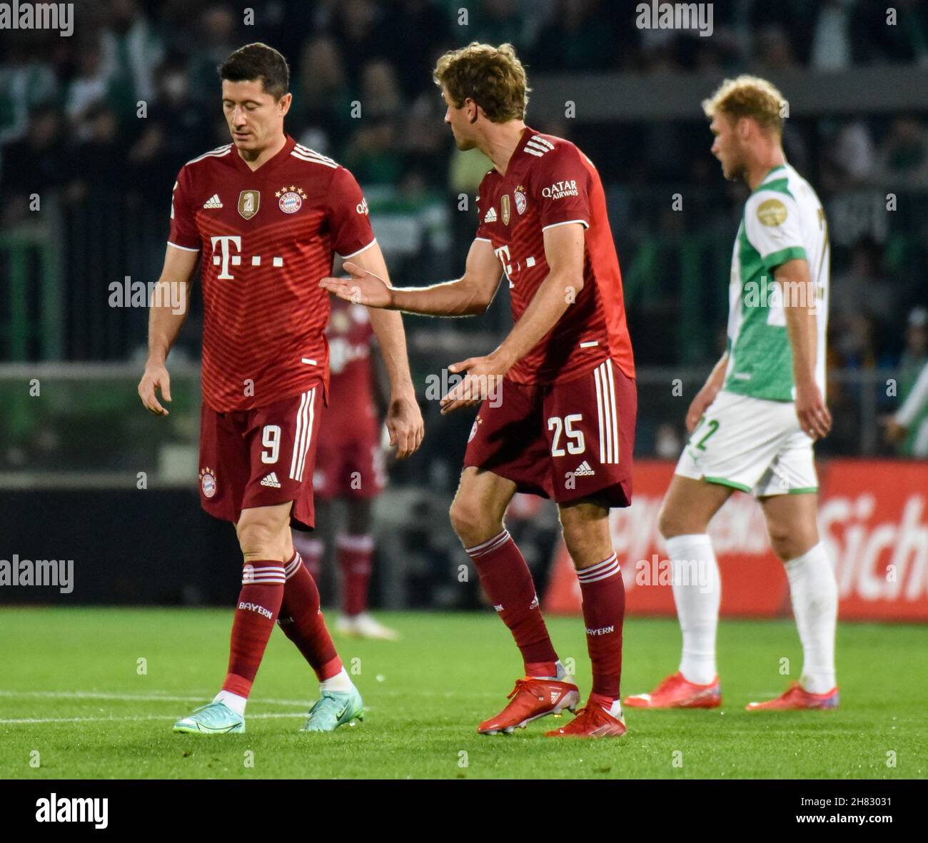 Deutschland, Fürth, Sportpark Ronhof Thomas Sommer - 24.09.2021 - Fussball, 1.Bundesliga - SpVgg Greuther Fürth vs. FC Bayern München Bild: (Fltr) Robert Lewandowski (FC Bayern München,9), Thomas Müller (FC Bayern München,25) die DFL-Vorschriften verbieten die Verwendung von Fotografien als Bildsequenzen und quasi-Video Stockfoto