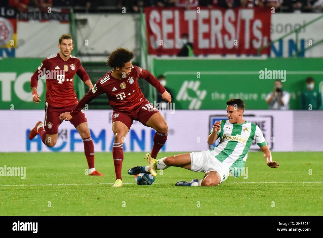 Deutschland, Fürth, Sportpark Ronhof Thomas Sommer - 24.09.2021 - Fussball, 1.Bundesliga - SpVgg Greuther Fürth vs. FC Bayern München Bild: (Fltr) Leroy Sane (FC Bayern München,10), Maximilian Bauer (SpVgg Greuther Fürth,4) die DFL-Vorschriften verbieten die Verwendung von Fotografien als Bildsequenzen und quasi-Videos Stockfoto