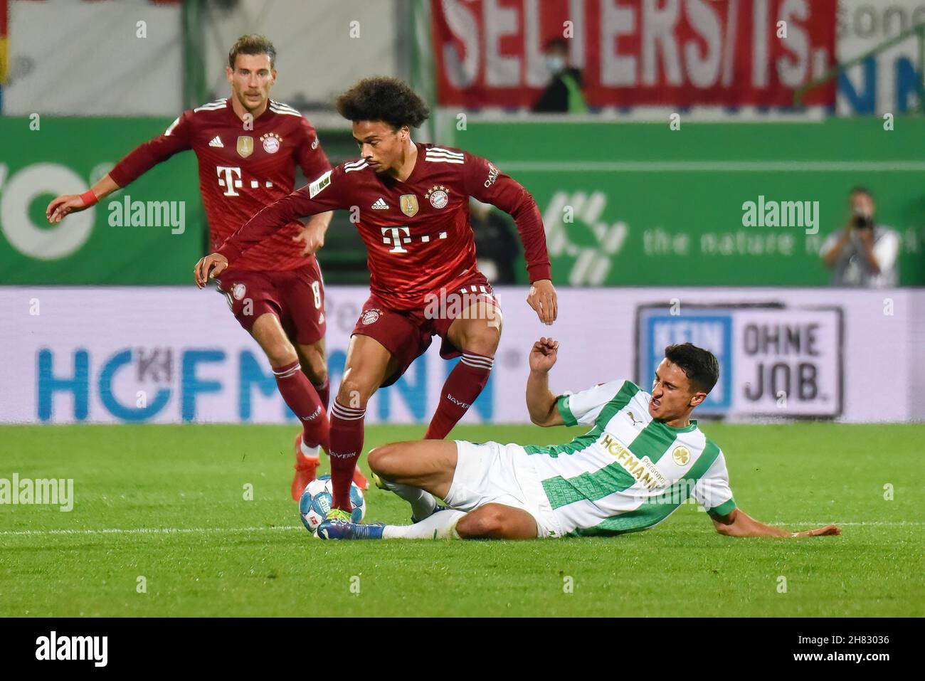 Deutschland, Fürth, Sportpark Ronhof Thomas Sommer - 24.09.2021 - Fussball, 1.Bundesliga - SpVgg Greuther Fürth vs. FC Bayern München Bild: (Fltr) Leroy Sane (FC Bayern München,10), Maximilian Bauer (SpVgg Greuther Fürth,4) die DFL-Vorschriften verbieten die Verwendung von Fotografien als Bildsequenzen und quasi-Videos Stockfoto