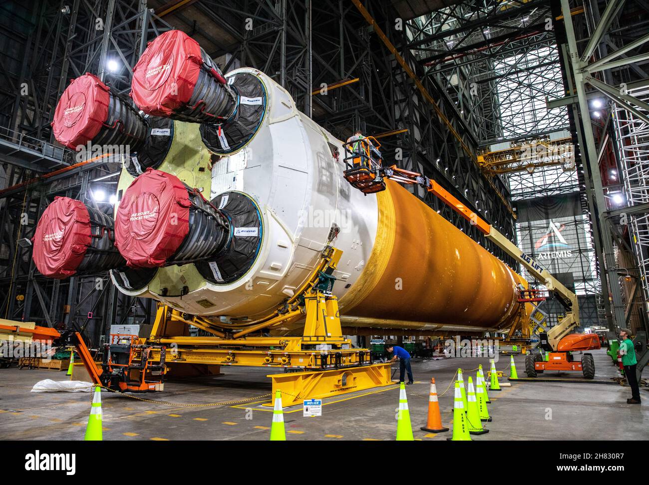KENNEDY SPACE CENTER, FL, USA - 04. Juni 2021 - die Kernstufe des Space Launch Systems (SLS) befindet sich im Transfergang des Fahrzeugmontagebaus Stockfoto KENNEDY SPACE CENTER, FL, USA - 04. Juni 2021 - die Kernstufe des Space Launch Systems (SLS) befindet sich im Transfergang des Fahrzeugmontagebaus Stockfoto