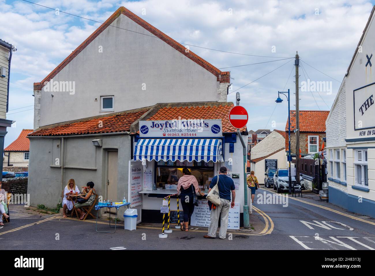 Joyful West's Shellfish Bar am Straßenrand im Zentrum von Sheringham, einer Küstenstadt an der Nordküste von Norfolk, East Anglia, Ostengland Stockfoto