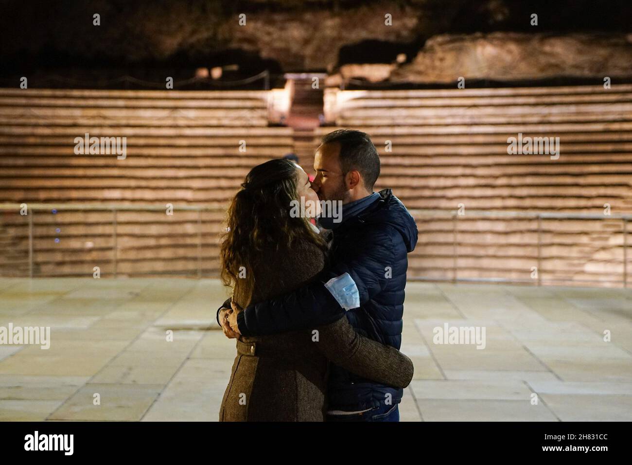 Malaga, Spanien. 26th. November 2021. Ein Paar küsst sich während der Einweihung der Weihnachtsbeleuchtung in Malaga. (Foto von Francis Gonzalez/SOPA Images/Sipa USA) Quelle: SIPA USA/Alamy Live News Stockfoto