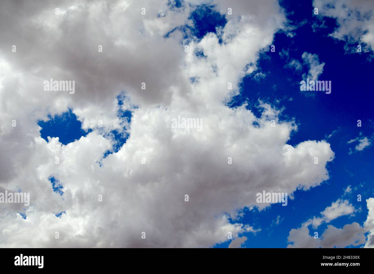 Herrliche Wolkenformationen gegen den Blauen Himmel durch den Tyndall Effekt Stockfoto