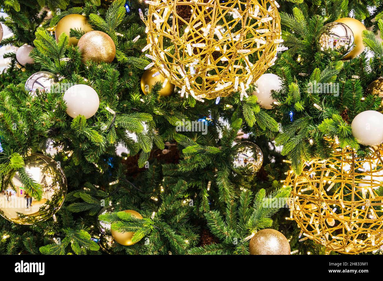 Geschmückter Weihnachtsbaum mit den Kugeln und Lichtern Stockfoto