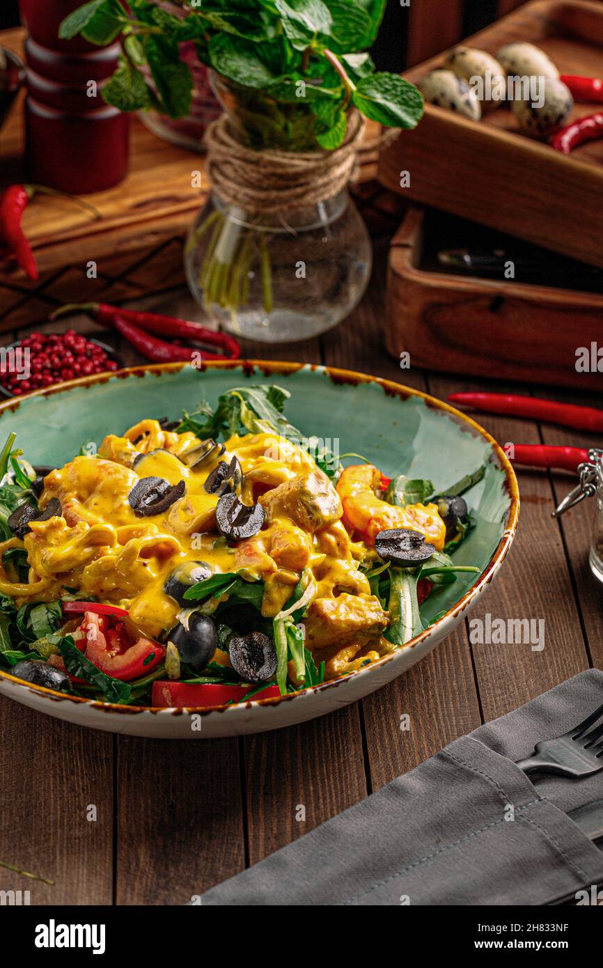Gourmet-Salat mit Meeresfrüchten und Gemüse Stockfoto