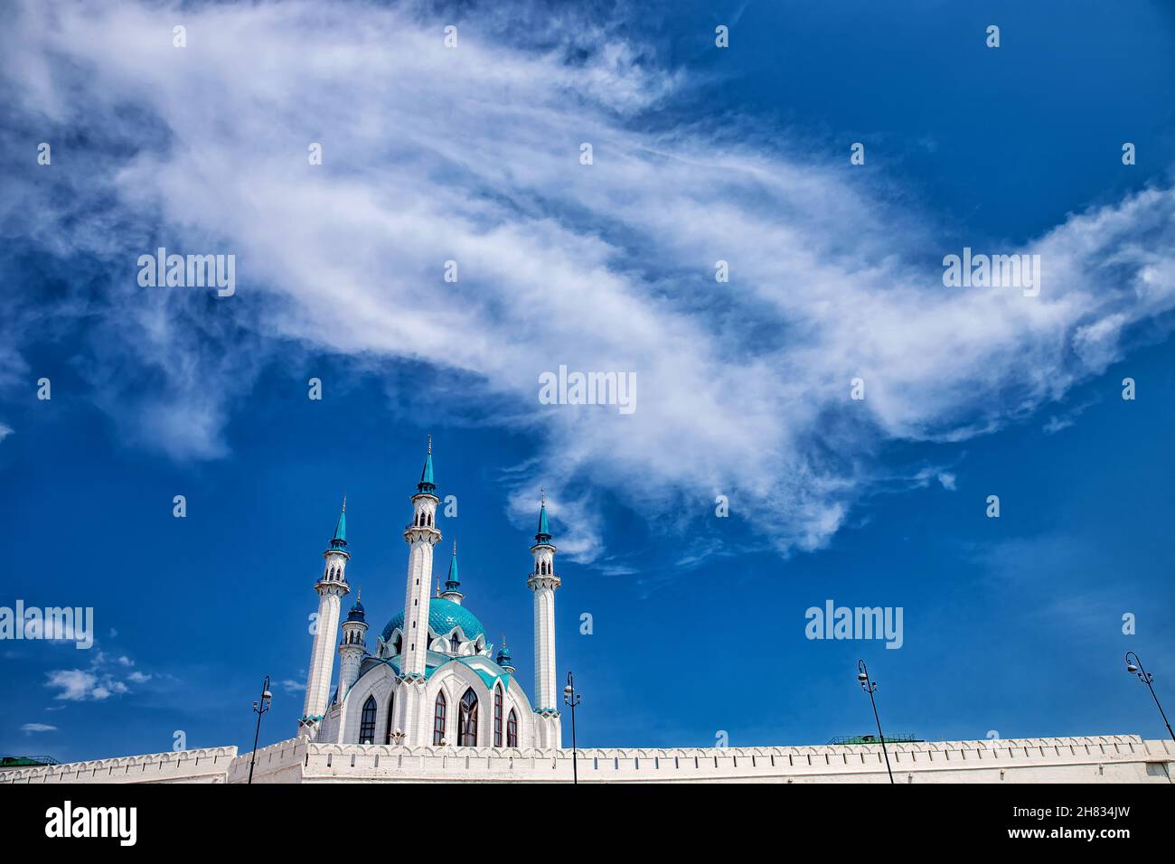 Schöne Panorama weiße islamische Moschee mit blauem Dach Hintergrund Himmel mit Wolke, Kopie Raum. Stockfoto