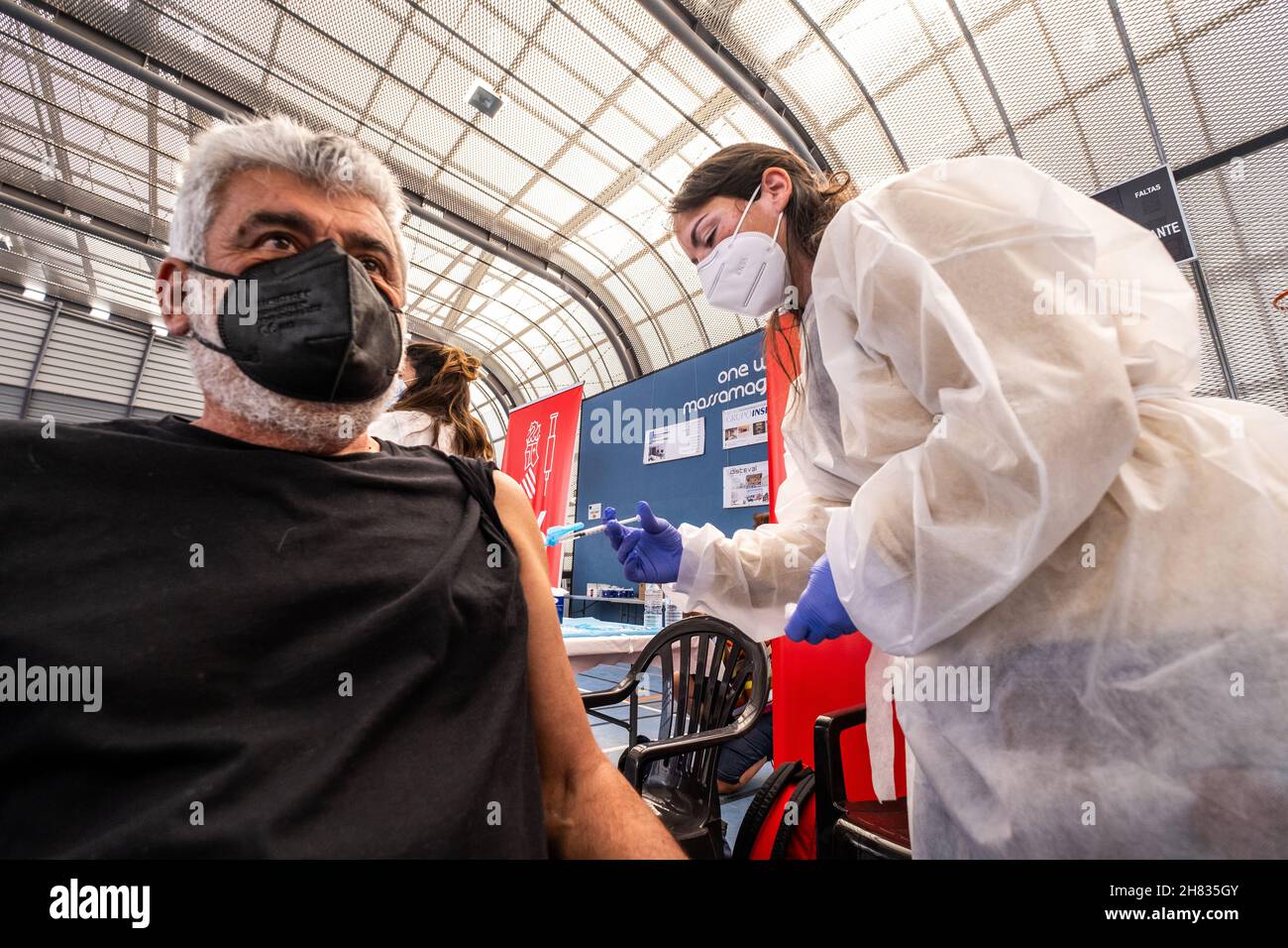 Valencia, Spanien; 6th. april 2021: Medizinisches Fachpersonal spritzt einem Patienten in einem Impfzentrum den Antikovid-Impfstoff ein. Stockfoto