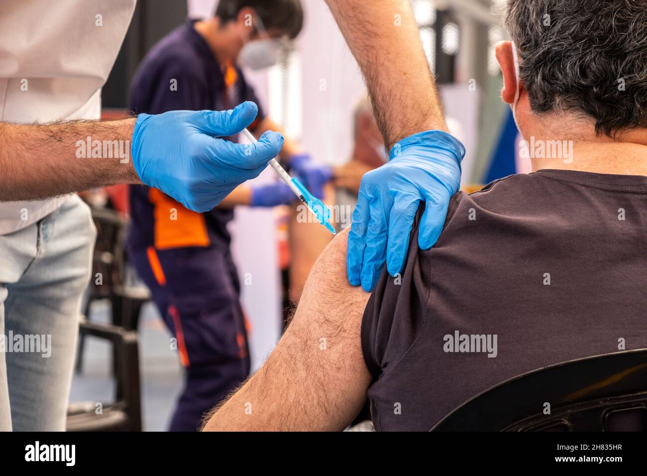Valencia, Spanien; 6th. april 2021: Medizinisches Fachpersonal spritzt einem Patienten in einem Impfzentrum den Antikovid-Impfstoff ein. Kovidhemmende Impfung ca. Stockfoto