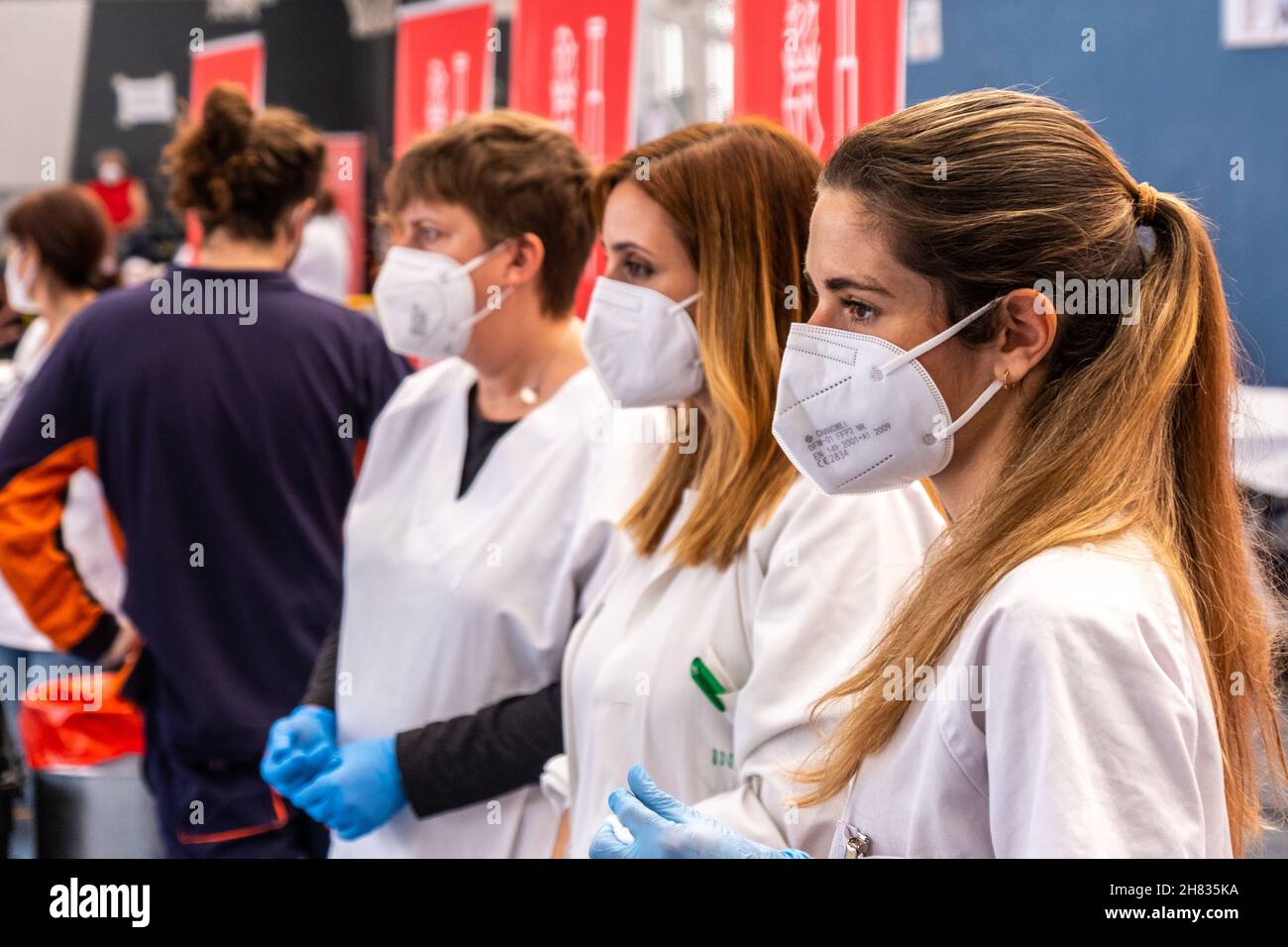 Valencia, Spanien; 6th. april 2021: Medizinische Fachkräfte, die in einem Impfzentrum arbeiten. Impfkampagne gegen Covid Stockfoto