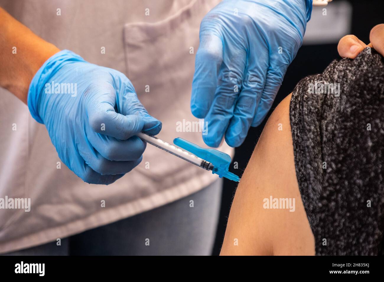 Valencia, Spanien; 6th. april 2021: Medizinisches Fachpersonal spritzt einem Patienten in einem Impfzentrum den Antikovid-Impfstoff ein. Kovidhemmende Impfung ca. Stockfoto