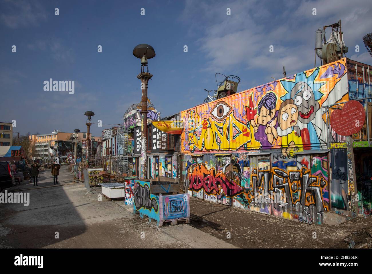 Reihe lackierter Container-Studios im Bahnwäerter Thiel-Kulturprojektgebiet (Schlachthofviertel), München, Bayern, Deutschland. Stockfoto