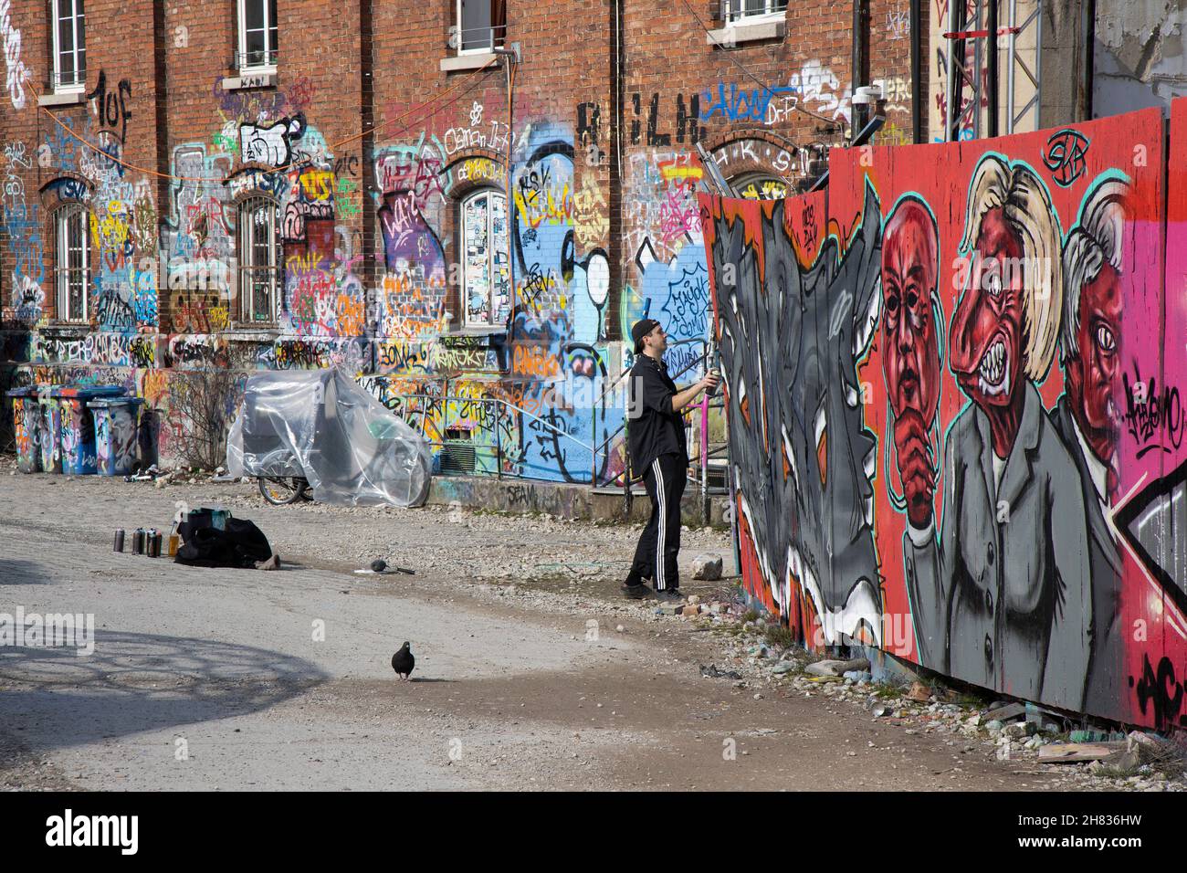Graffiti-Sprüher im Schlachthofviertel, einem Gebiet, in dem viele Künstler einen erschwinglichen Standort gefunden haben, München, Bayern, G Stockfoto