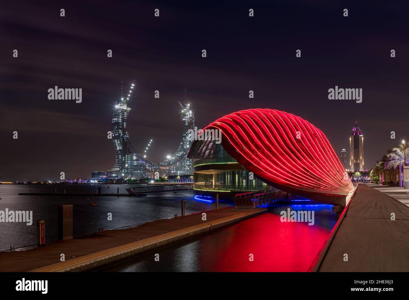 Schöne Aussicht auf Lusail Marina nach Sonnenuntergang. Stockfoto