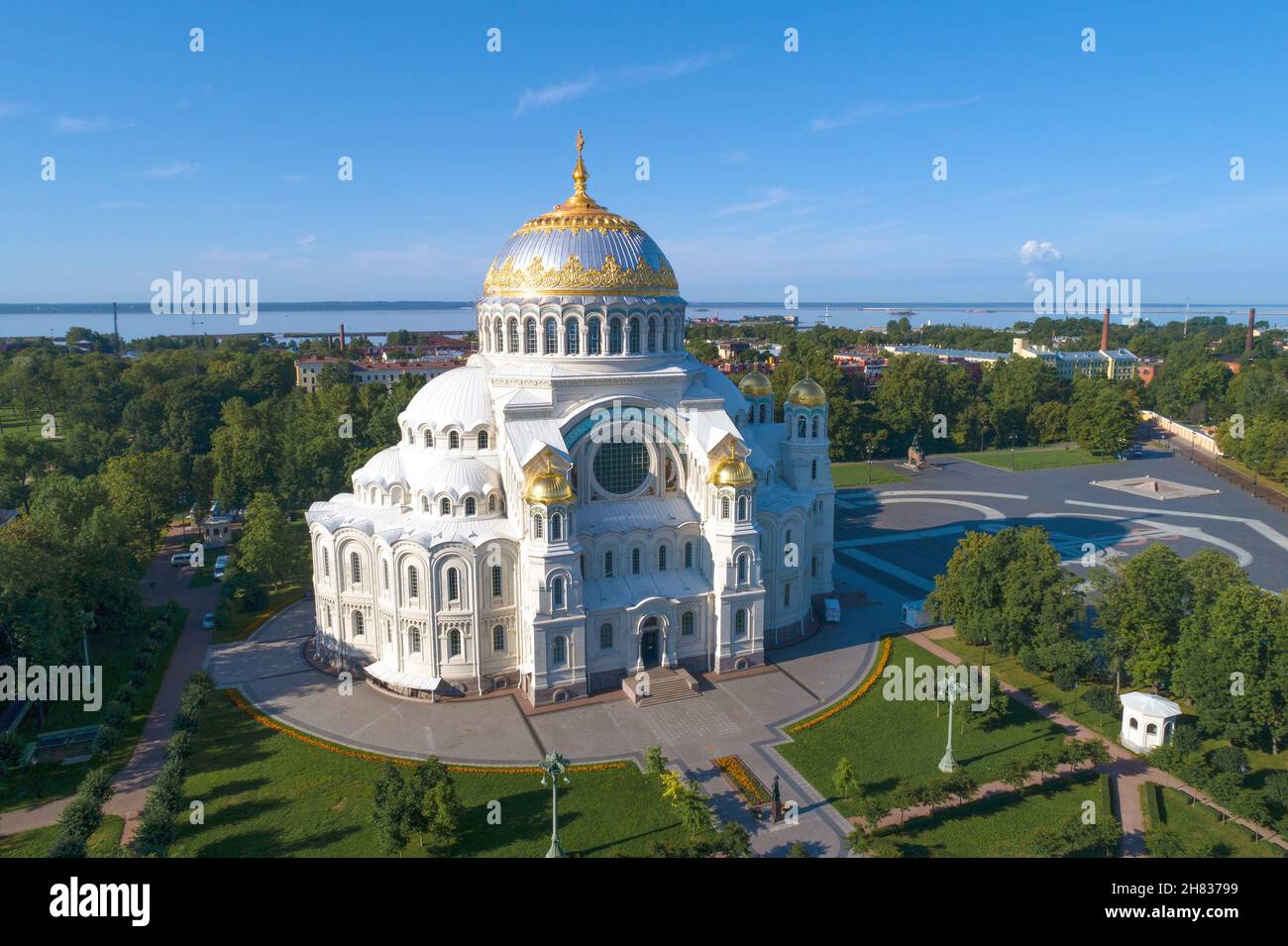 St. Nicholk Naval Cathedral an einem sonnigen Augustmorgen (Luftaufnahme). Kronstadt, St. Petersburg. Russland Stockfoto