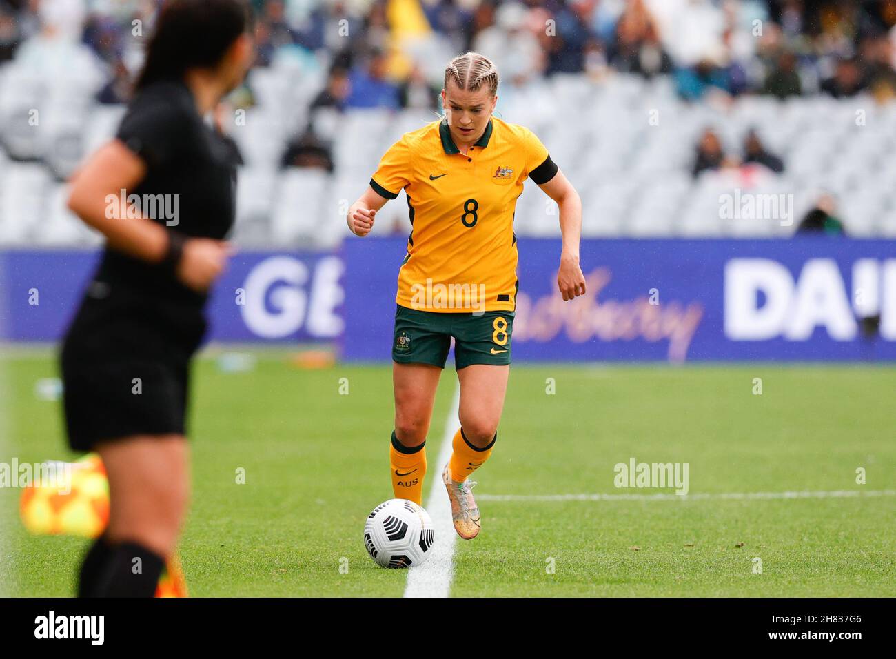 Sydney, Australien. 27th. November 2021. Charlotte Grant aus Australien spielt den Ball während des Freundschaftsspiels der Frauen zwischen Australia Women (Commonwealth Bank Matildas) und USA Women (USWNT) am 27. November 2021 im Stadium Australia, Sydney, Australien. Foto von Peter Dovgan. Nur zur redaktionellen Verwendung, Lizenz für kommerzielle Nutzung erforderlich. Keine Verwendung bei Wetten, Spielen oder Veröffentlichungen einzelner Clubs/Vereine/Spieler. Kredit: UK Sports Pics Ltd/Alamy Live Nachrichten Stockfoto