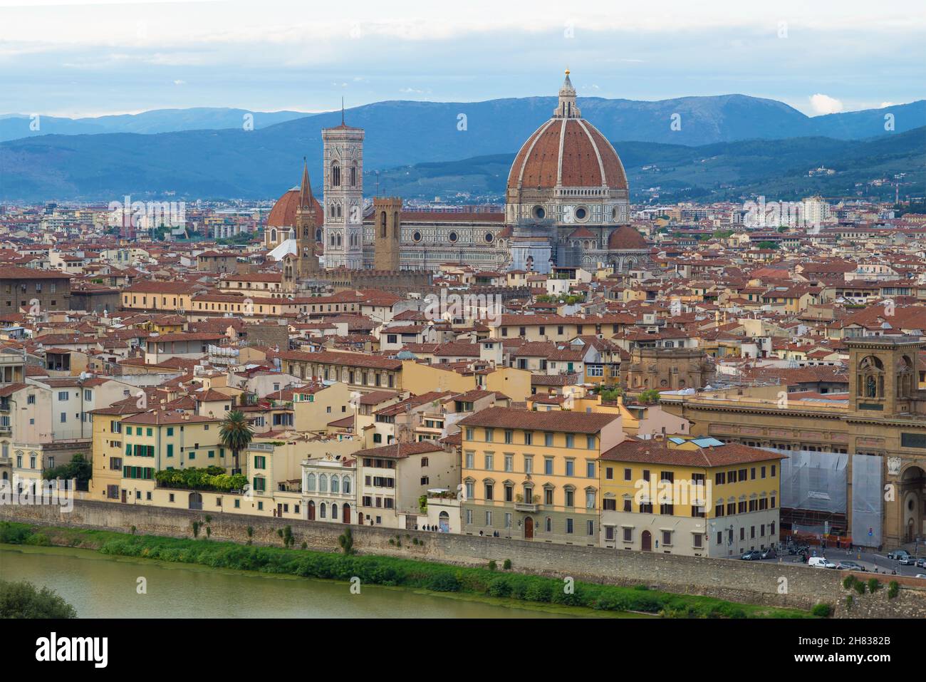 Blick auf die Kathedrale von La Cattedrale di Santa Maria del Fiore in der Abenddämmerung. Florenz, Italien Stockfoto