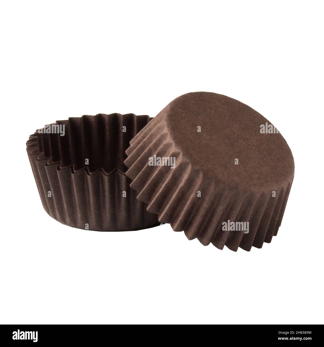 Braunes Papier Backformen für Muffins isoliert auf weißem Hintergrund, Objektfotografie, Süßwarenkonzept Stockfoto