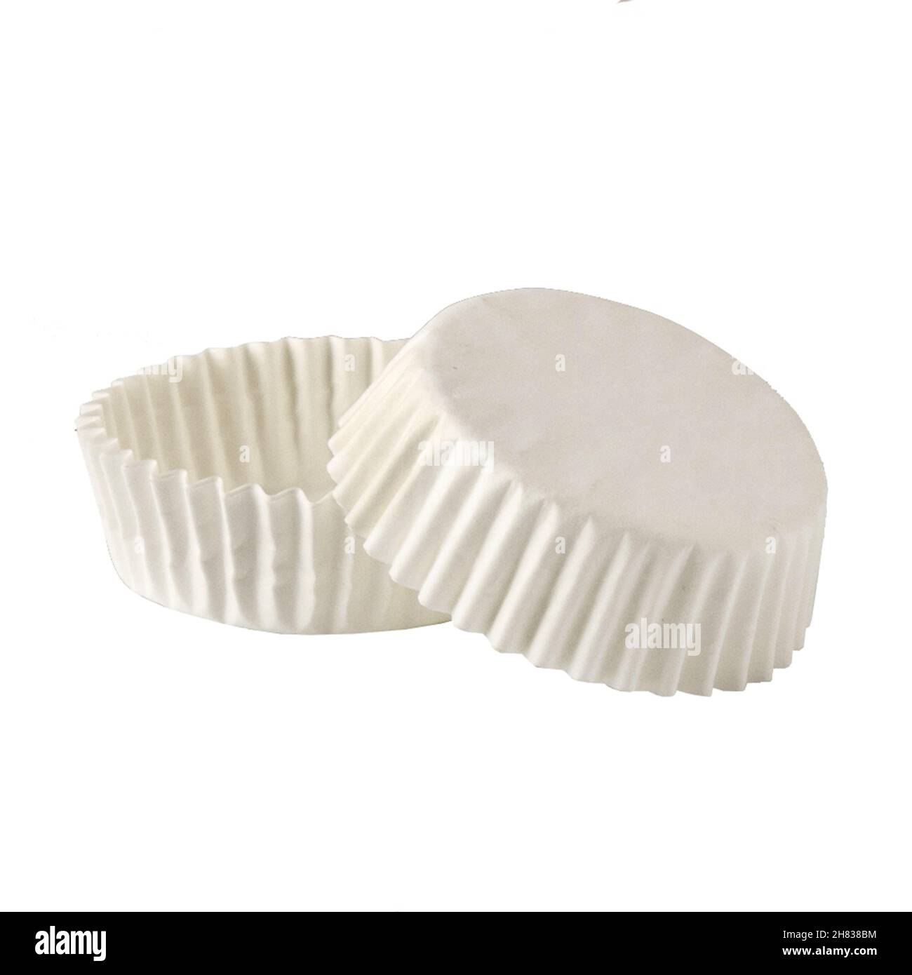 Papierbackform für Kuchen und Brot isoliert auf weißem Hintergrund, Objektfotografie, Süßwarenformen Stockfoto