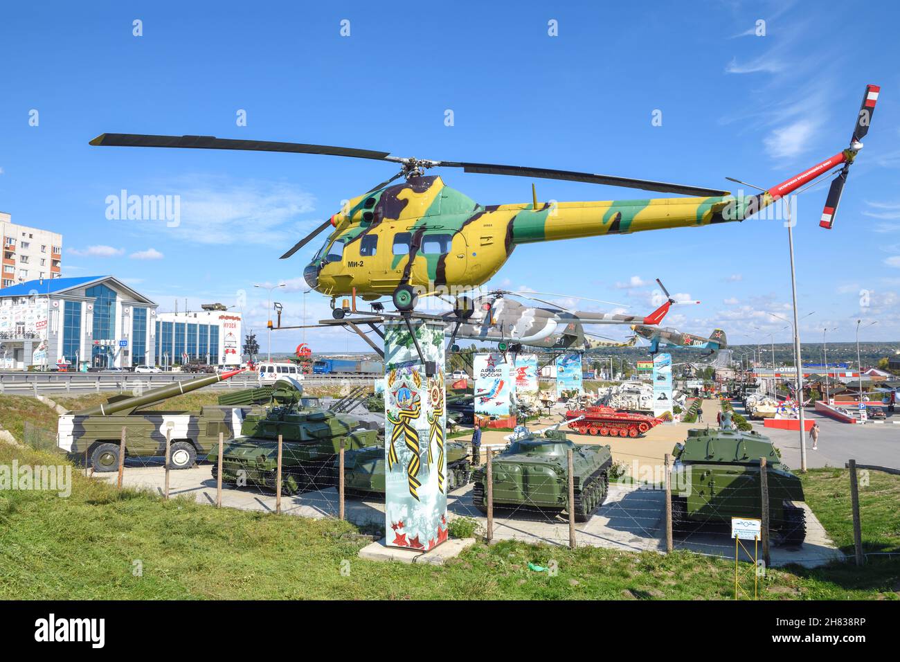 KAMENSK-SCHACHTINSKI, RUSSLAND - 04. OKTOBER 2021: Ansicht der Exposition des militärisch-patriotischen Komplexes Patriot an einem sonnigen Tag Stockfoto