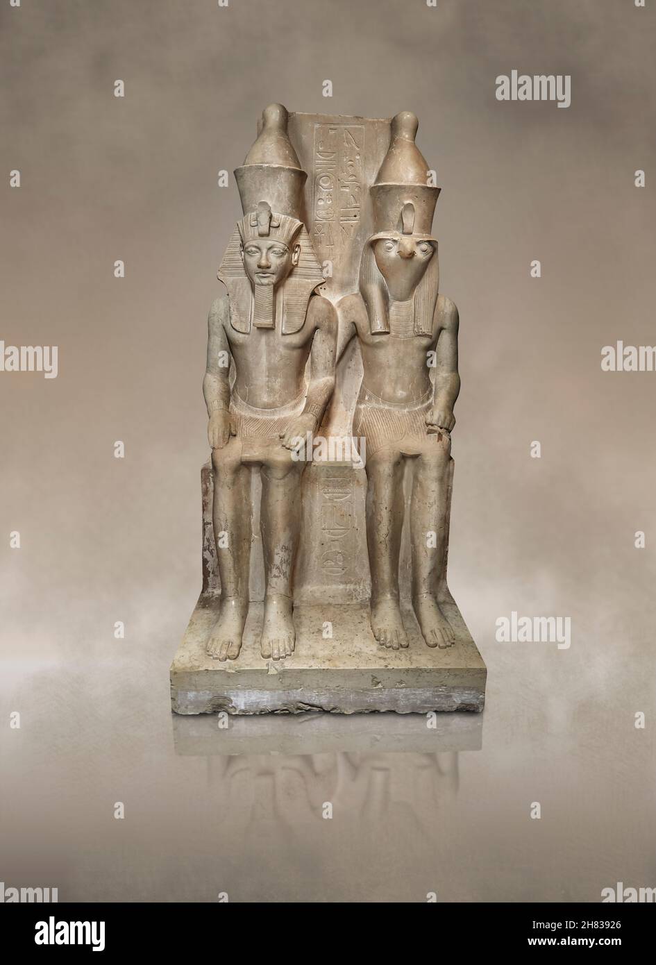 Alte ägyptische Statue des pharao Horemheb mit Horus, 1319 - 1292 v. Chr., 18th Dynastie. Kunsthistorisches Museum Wien Inv. AS 8301. Kalksteinhöhe 1 Stockfoto