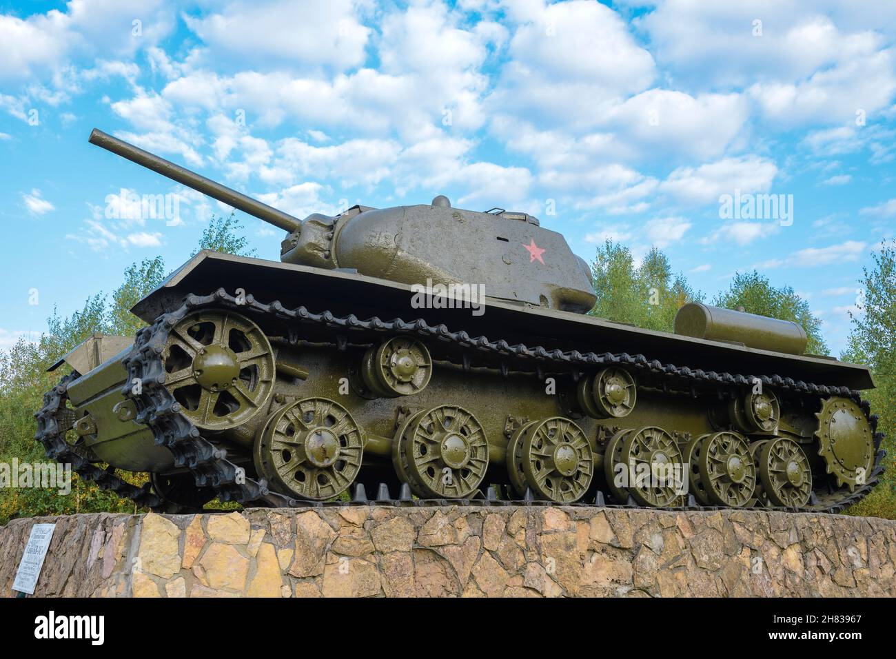 PARFINO, RUSSLAND - 11. SEPTEMBER 2021: Denkmal für den Panzer KV-1S Nahaufnahme an einem Septembernachmittag Stockfoto