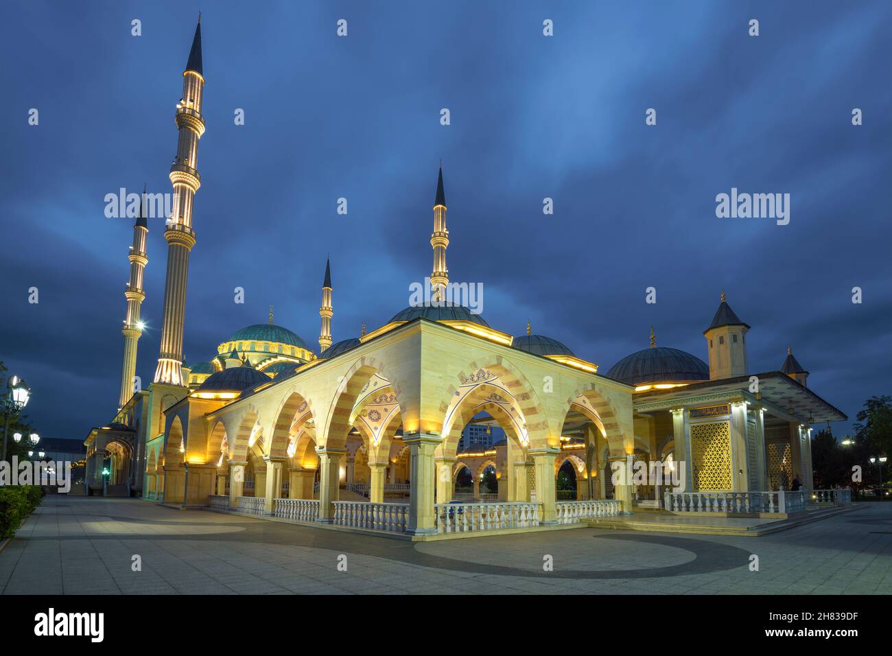 GROZNY, RUSSLAND - 30. SEPTEMBER 2021: Wolkiger Spätabend in der Moschee „im Herzen Tschetscheniens“ Stockfoto