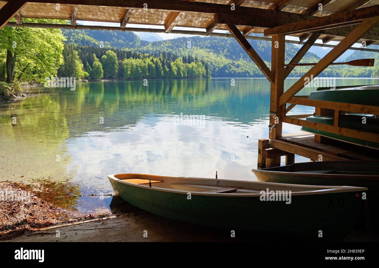 Bootshaus auf dem wunderschönen smaragdgrünen Alpsee in den deutschen Alpen in Hohenschwangau bei den Schlössern Hohenschwangau und Neuschwanstein, Allgau, Bavari Stockfoto