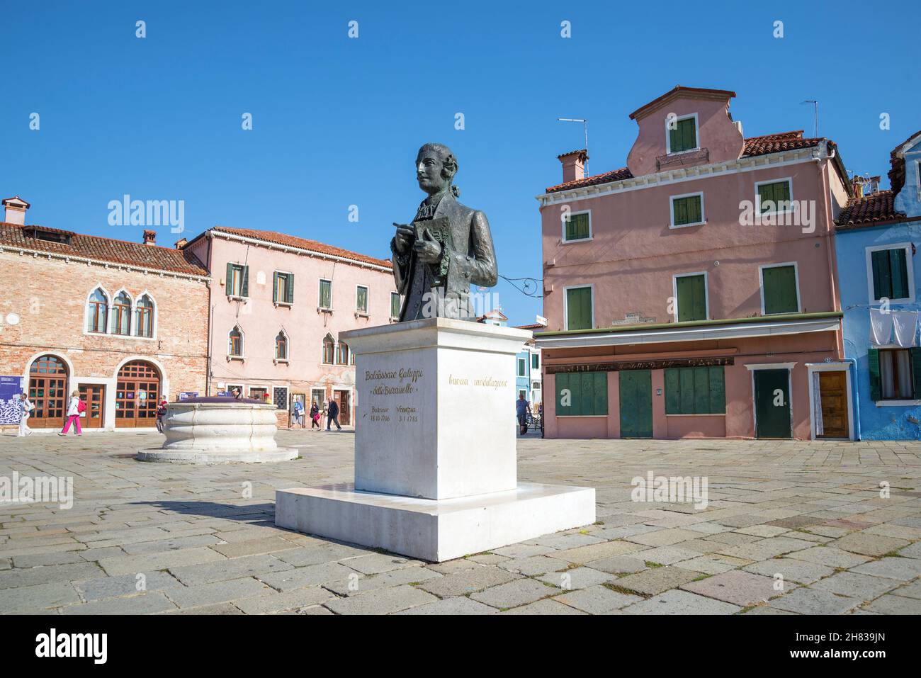 VENEDIG, ITALIEN - 26. SEPTEMBER 2017: Denkmal des italienischen Komponisten Baldassare Galuppi (Buranello) auf dem Stadtplatz. Burano Island Stockfoto