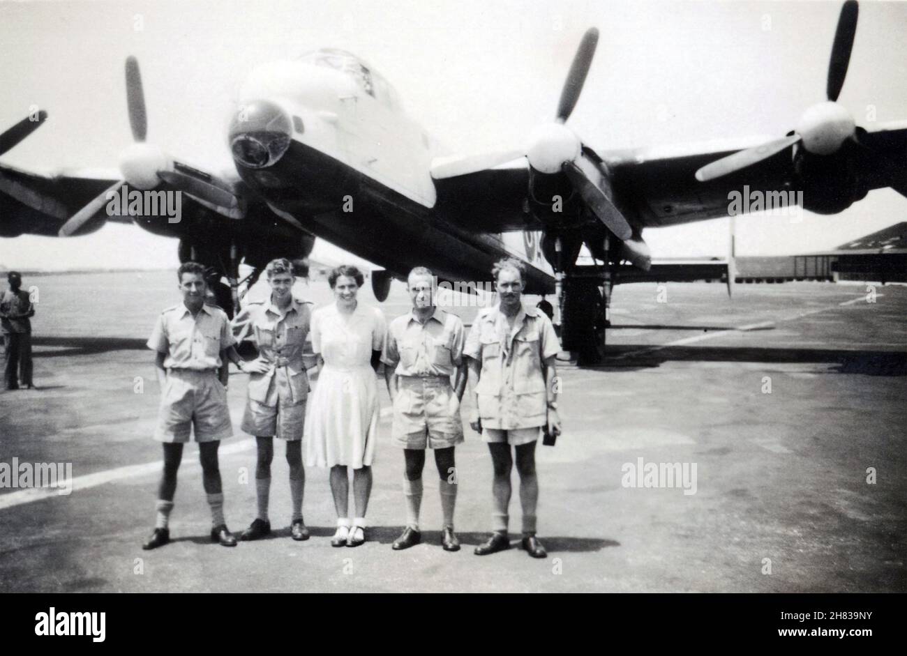 Accra Airport, Gold Coast / Ghana, Januar - Juli 1946. RAF-Offiziere und ein BOAC-Rezeptionist vor einem umgebauten Bomber von RAF Lancaster. Geschütze und Geschütztürme entfernt, jetzt als Transportflugzeug eingesetzt. Stockfoto