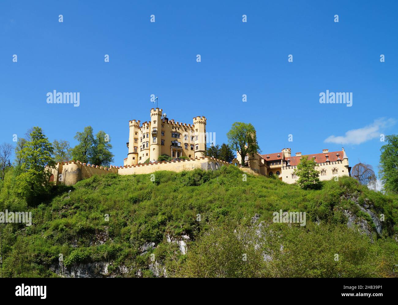 Romantisches Schloss Hohenschwangau am Alpsee in den Alpen (Bayern, Deutschland) Stockfoto