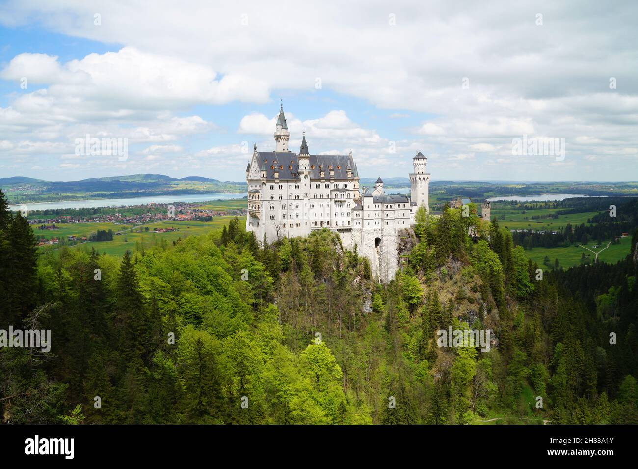 Bayerisches Schloss Neuschwanstein in den Alpen und Forggensee im Hintergrund fotografiert von der Marienbrücke (Bayern, Deutschland) Stockfoto