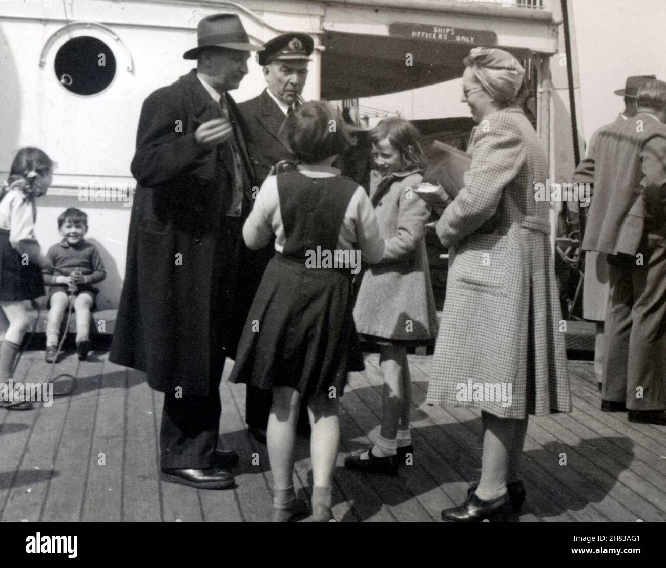 1942-1945. Passagiere auf dem atlantischen Konvoi-Passagierschiff RMS Cavina unterhalten sich mit Kapitän Samuel Browne. Cavina wurde 1940 requitioniert und im März 1942 für den kanadischen Passagier- und Frachtdienst ausgestattet. Stockfoto