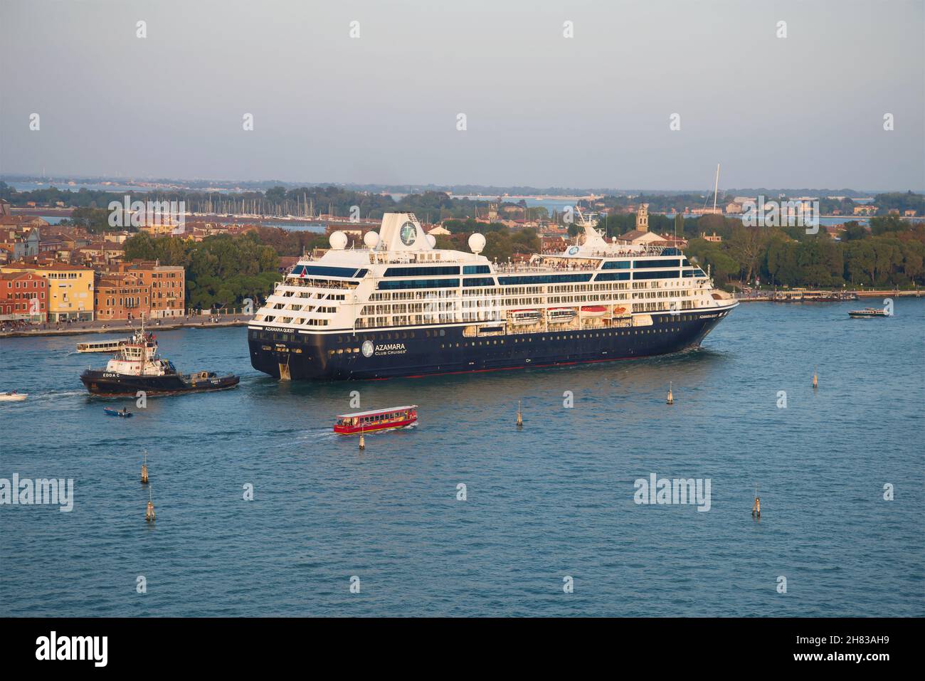 VENEDIG, ITALIEN - 26. SEPTEMBER 2017: Der Kreuzfahrtdampfer 'Azamara Quest' fährt durch die venezianische Lagune Stockfoto