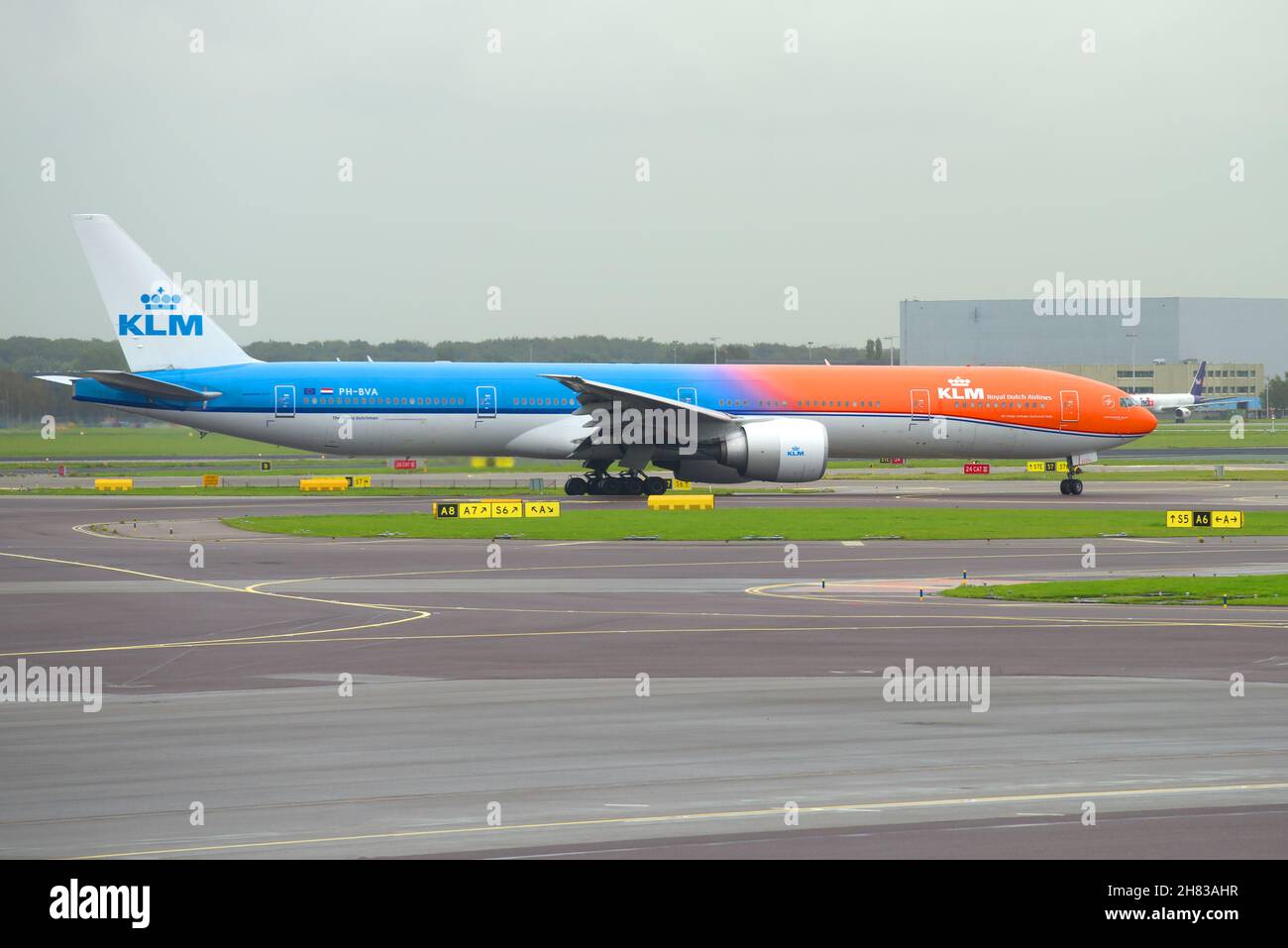AMSTERDAM, NIEDERLANDE - 30. SEPTEMBER 2017: Flugzeug KLM Boeing 777-300 (PH-BVA) auf der Rollbahn des Flughafens Schiphol Stockfoto