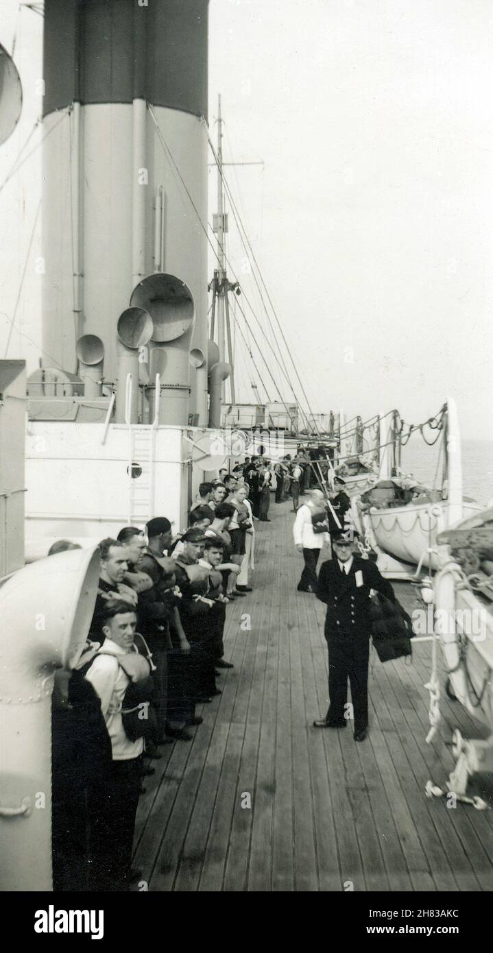 Rettungsboot und Evakuierungsübung auf dem Deck des RMS Cavina, zwischen 1942-1945. Das Schiff war ein requiriertes Fyffes-Bananenboot, das 1942 für den Passagier- und Frachtverkehr von Großbritannien nach Kanada umgebaut wurde. Kapitän Samuel Browne sagte: „Wir haben im Konvoi viel Action gesehen und hatten viele schmale Fluchten vor dem Zusammenstoß. Es war eine große Erleichterung, als der Krieg zu Ende ging, als man nachts dampfende Lichter tragen und die Verdunkelungsvorkehrungen abschaffen konnte.“ Capt. Browne war in beiden Weltkriegen torpediert worden. Stockfoto