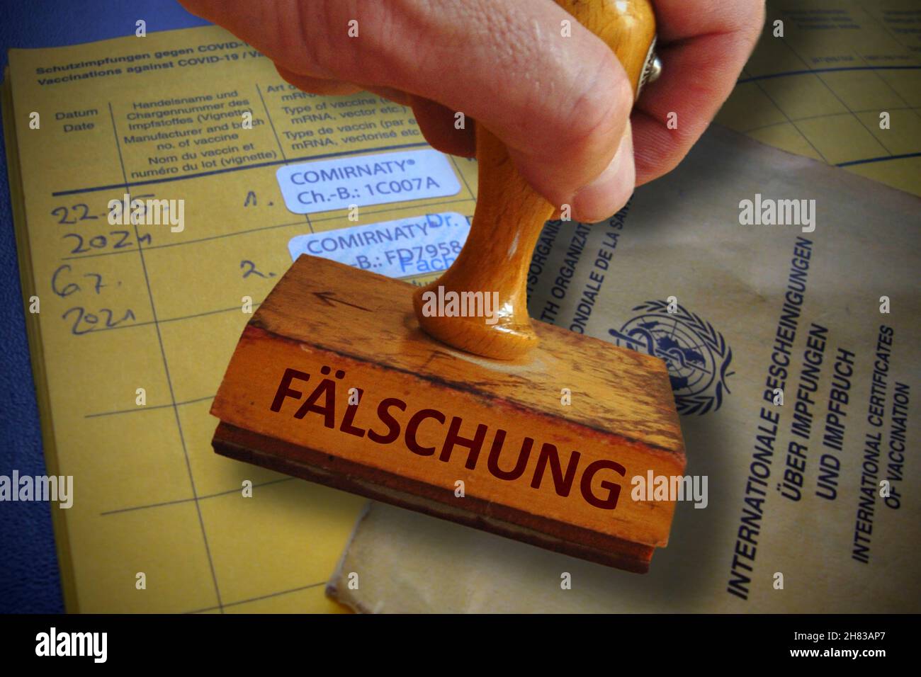 München, Deutschland. 27th. November 2021. FOTOMONTAGE Themenbild, symbolisches Foto: Gefälschte Impfdokumente, Impfzertifikate, Impfzertifikate, Fälschung Kredit: dpa/Alamy Live News Stockfoto