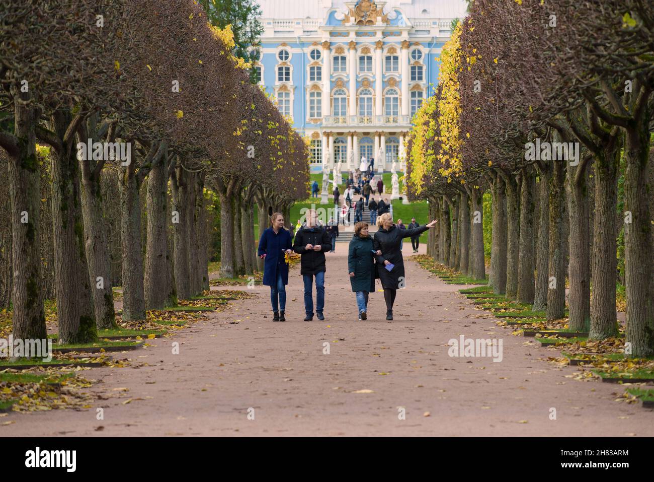 ST. PETERSBURG, RUSSLAND - 17. OKTOBER 2017: Spaziergang auf den Alleen des Catherine Park. Zarskoje Selo Stockfoto