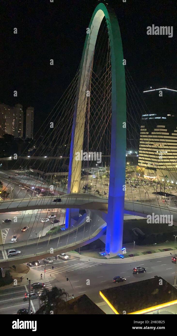 Die Kabelbrücke ist nachts beleuchtet. Luftaufnahme. São José dos Campos. Sao Paulo, Brasilien. Stockfoto