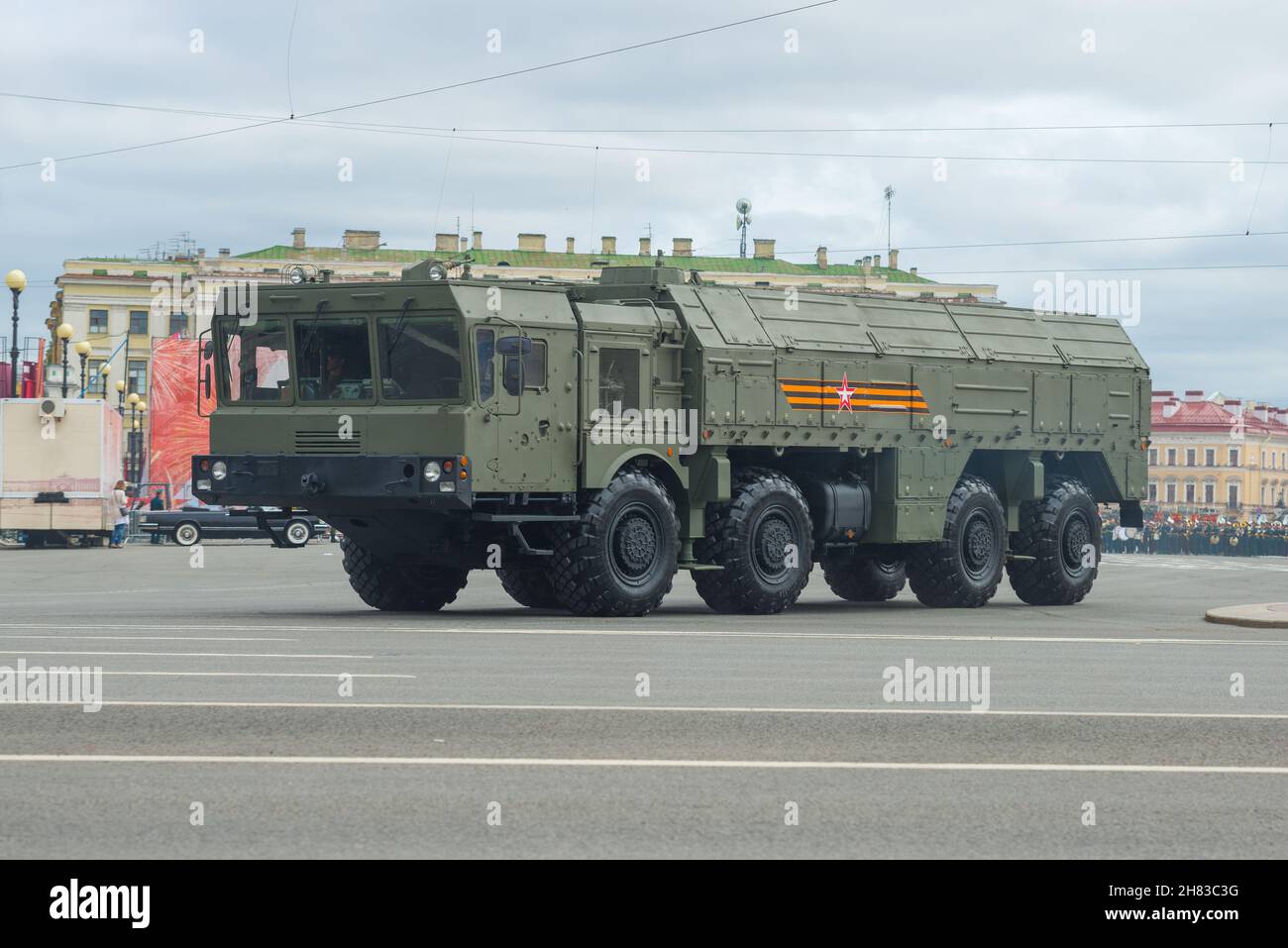 SANKT PETERSBURG, RUSSLAND - 20. JUNI 2020: Der selbstfahrende Raketenwerfer 9P78-1 des taktischen Raketensystems Iskander-M bei der Probe für den Victor Stockfoto