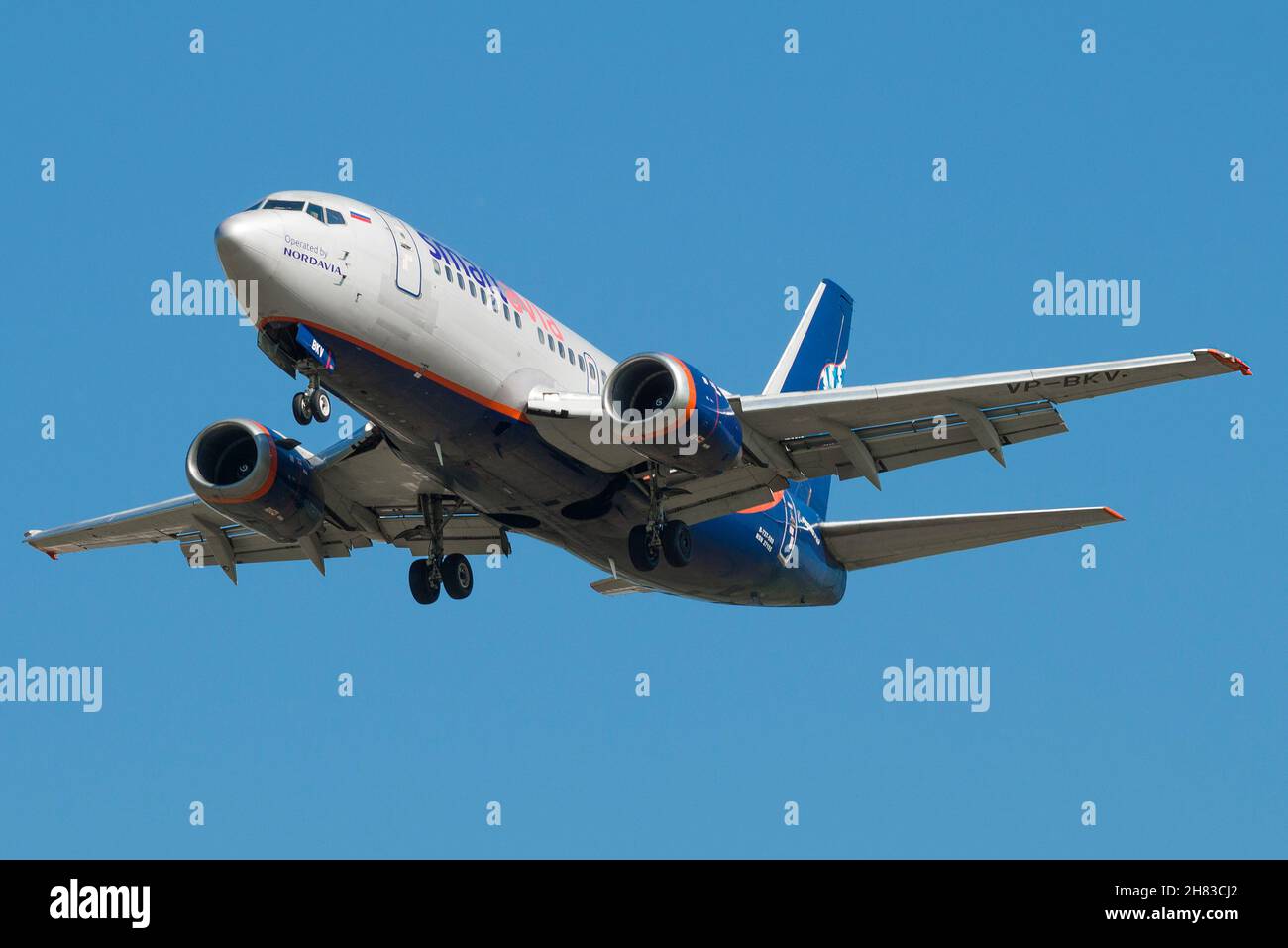 SANKT PETERSBURG, RUSSLAND - 13. MAI 2019: Flugzeug Boeing 737-505 (VP-BKV) der Smartavia Airlines auf dem Gleitschirmweg im blauen wolkenlosen Himmel Stockfoto