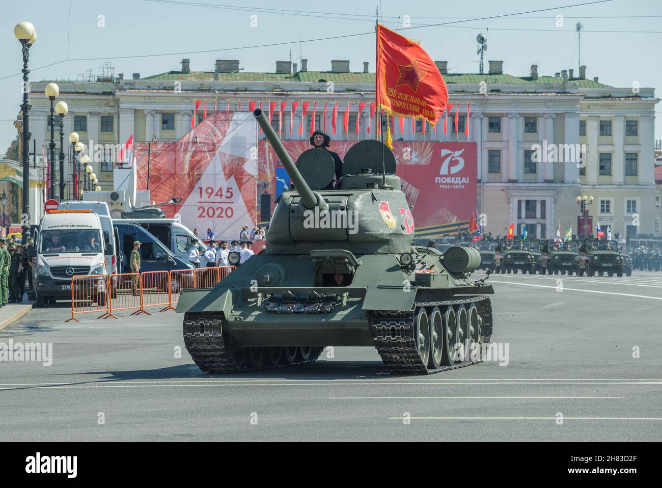 SANKT PETERSBURG, RUSSLAND - 20. JUNI 2020: Sowjetischer Panzer T-34-85 bei der Generalprobe der Militärparade zu Ehren des Siegestages Stockfoto