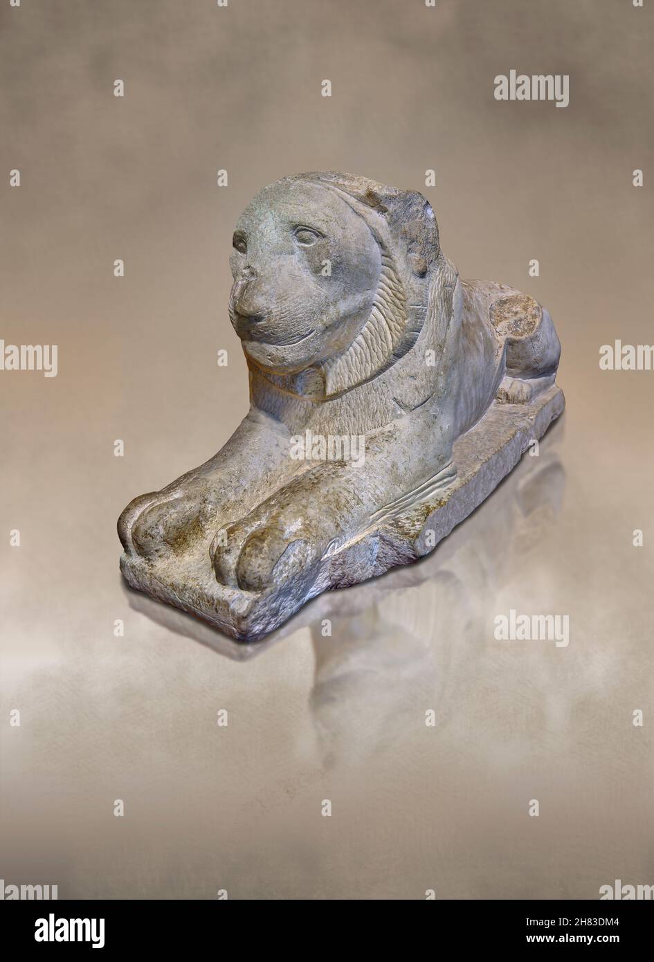 Alte ägyptische Statue eines liegenden Löwen, 350 v. Chr., 30th Dynastie. Kunsthistorisches Museum Wien Inv. AS 60. Sandstein, Länge 76,2 cm, Höhe ca. Stockfoto