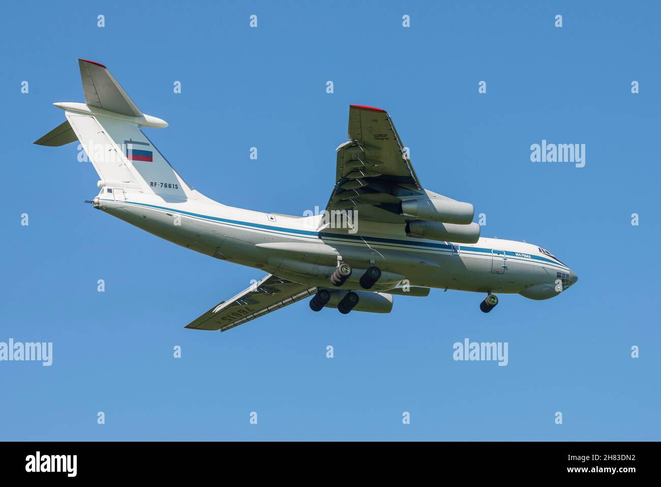 SANKT PETERSBURG, RUSSLAND - 29. MAI 2021: IL-76MD (RF-76615) schweres Militärtransportflugzeug auf dem Gleitschirmweg. Nahaufnahme Stockfoto
