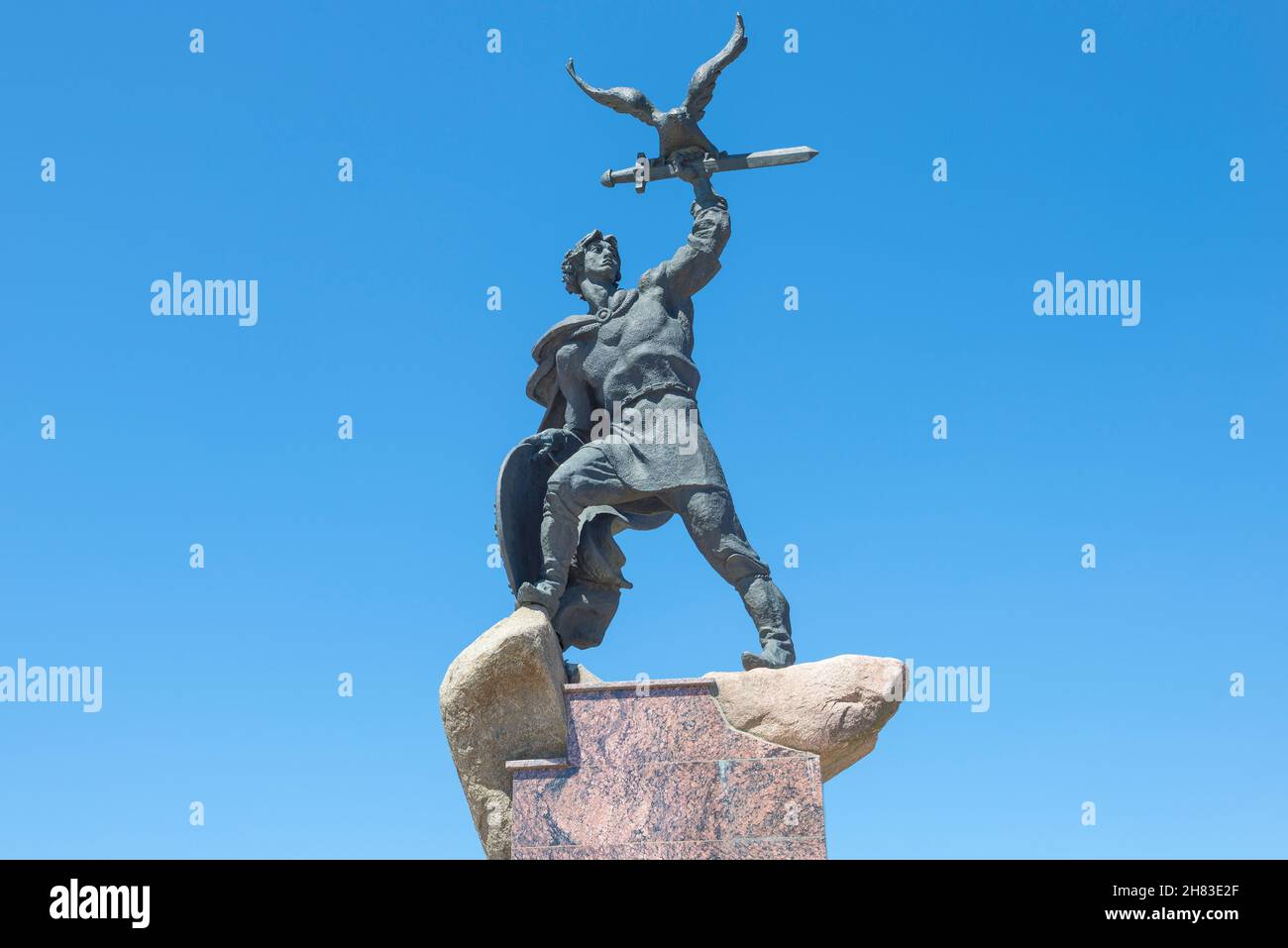 MALOYAROSLAVETS, RUSSLAND - 07. JULI 2021: Skulptur von Prinz Wladimir dem Tapferen aus der Nähe an einem sonnigen Tag. Denkmal zu Ehren der Gründung der Stadt Stockfoto