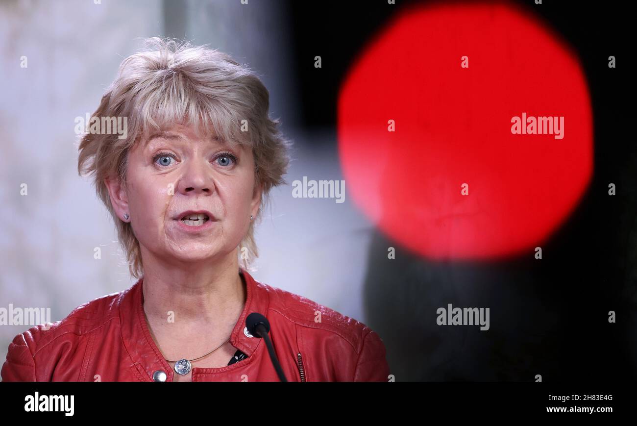 Magdeburg, Deutschland. 27th. November 2021. Fraktionschef Cornelia Lüddemann spricht auf der Landespartei-Konferenz 45th der Allianz 90/die Grünen von Sachsen-Anhalt in Magdeburg. Am Samstag wählen die Mitglieder einen neuen Exekutivausschuss des Staates. Quelle: Ronny Hartmann/dpa/Alamy Live News Stockfoto