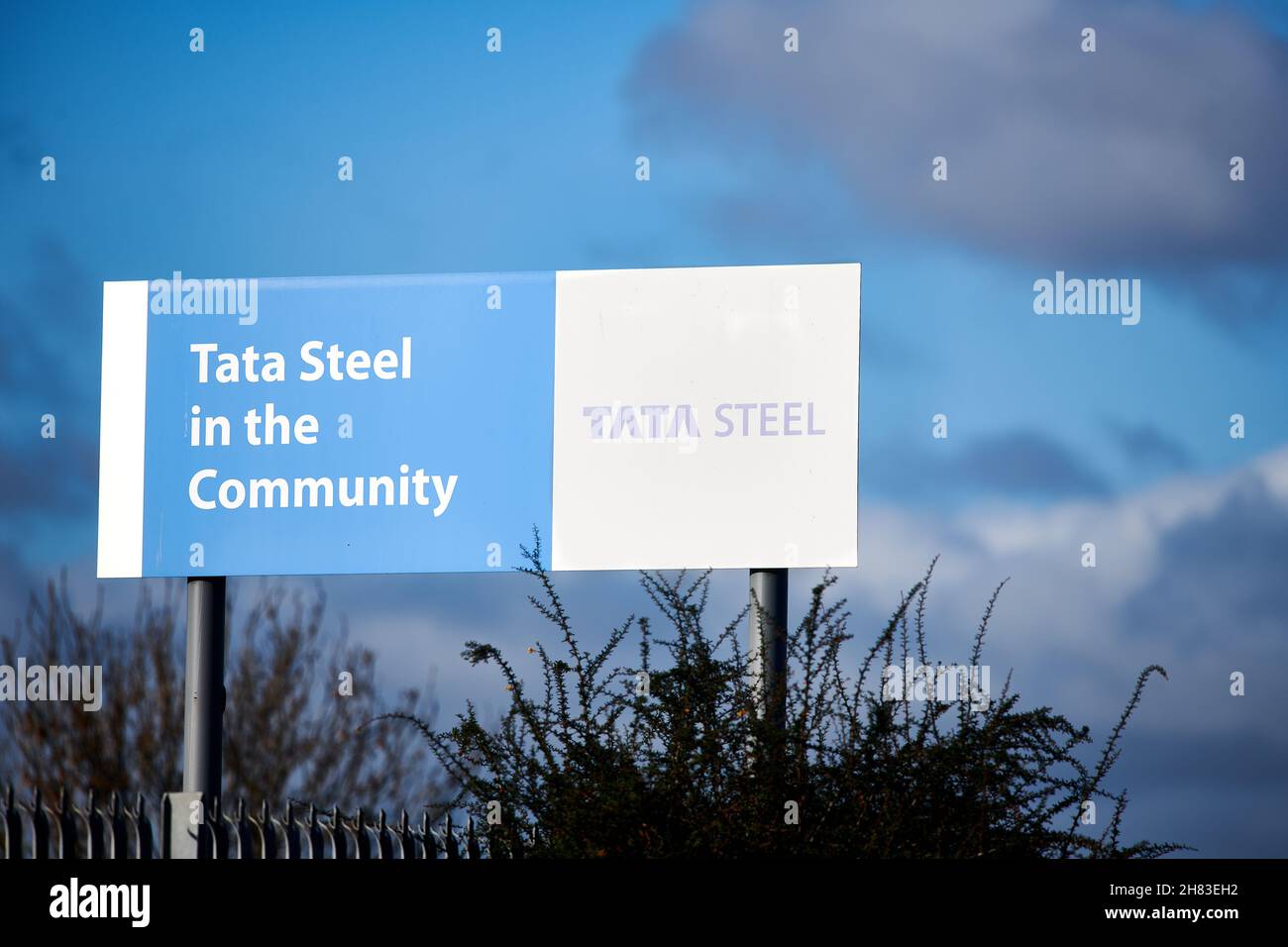 Plakat für Tata Steel, das eine örtliche Sportanlage in Corby, England, subventioniert. Stockfoto